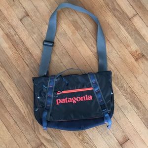Patagonia Black Hole messenger bag